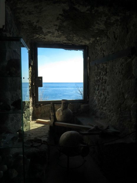 (77)  Aci Castello